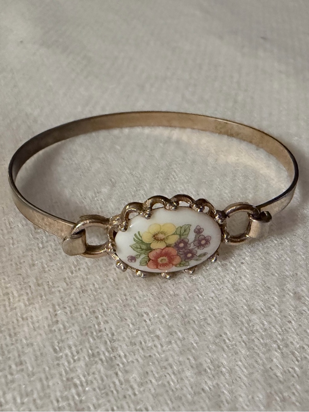 vintage 1975 Avon "French Flowers" gold-tone bangle bracelet